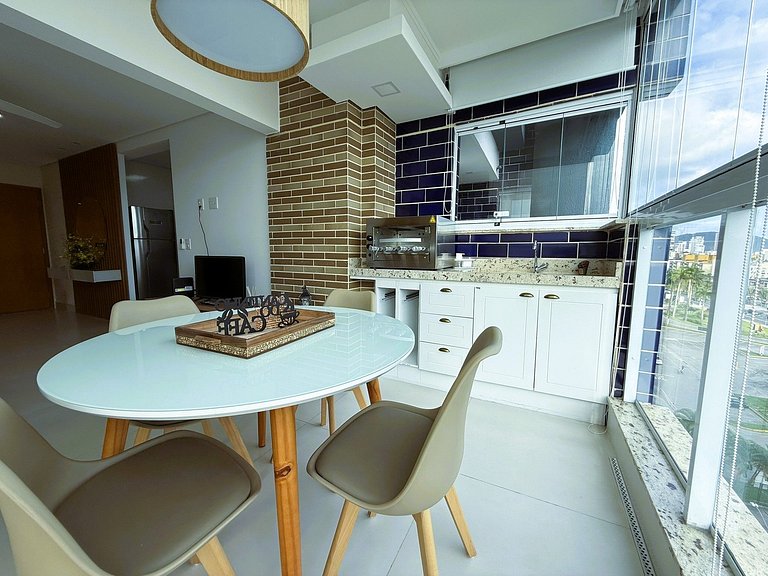 Praia Enseada a 3 min de carro/apto novo (GJA003)