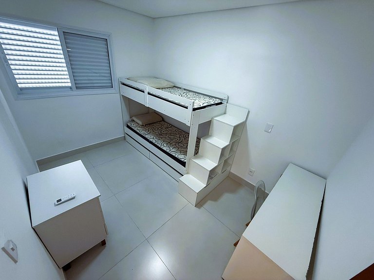 Praia Enseada a 3 min de carro/apto novo (GJA003)