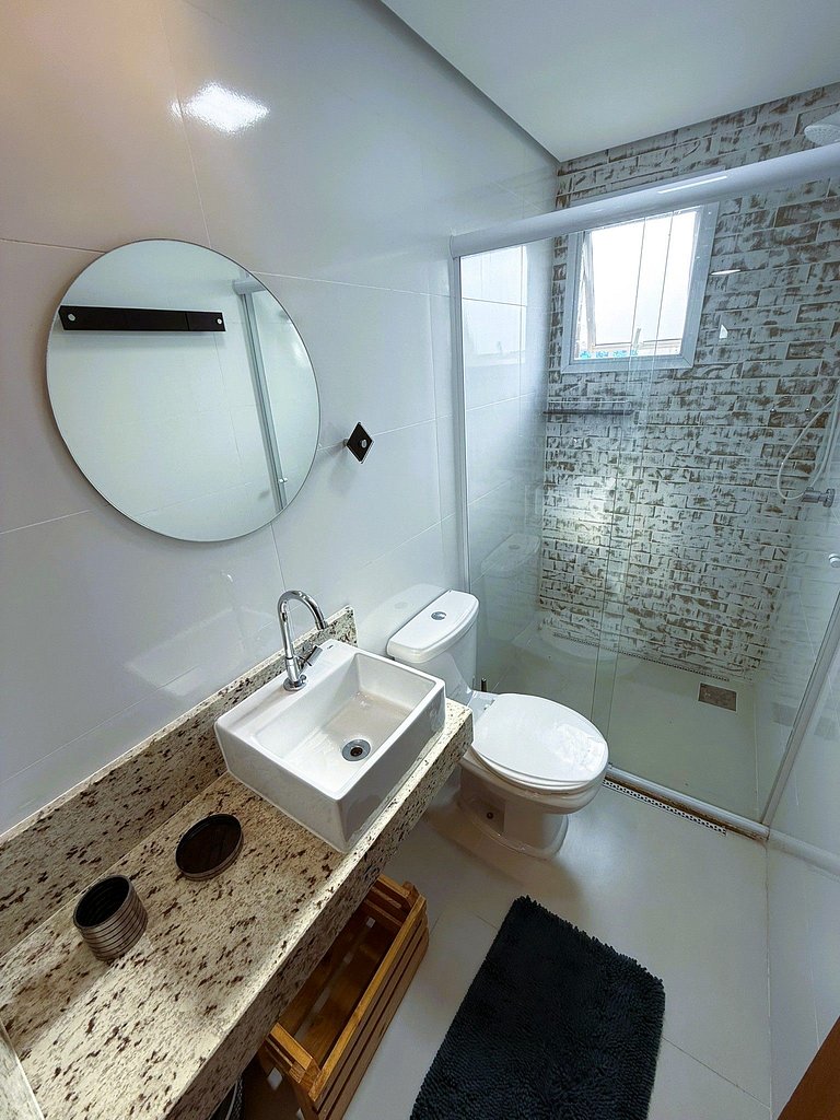 Praia Enseada a 3 min de carro/apto novo (GJA003)