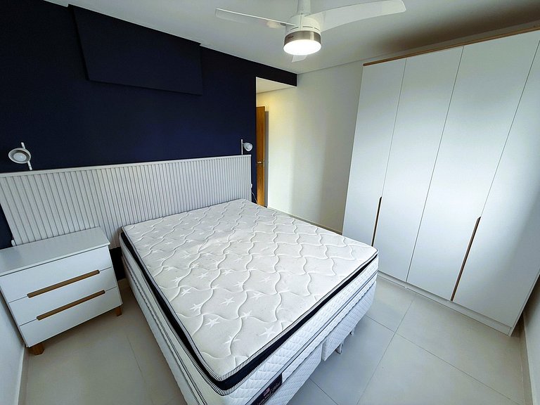 Praia Enseada a 3 min de carro/apto novo (GJA003)