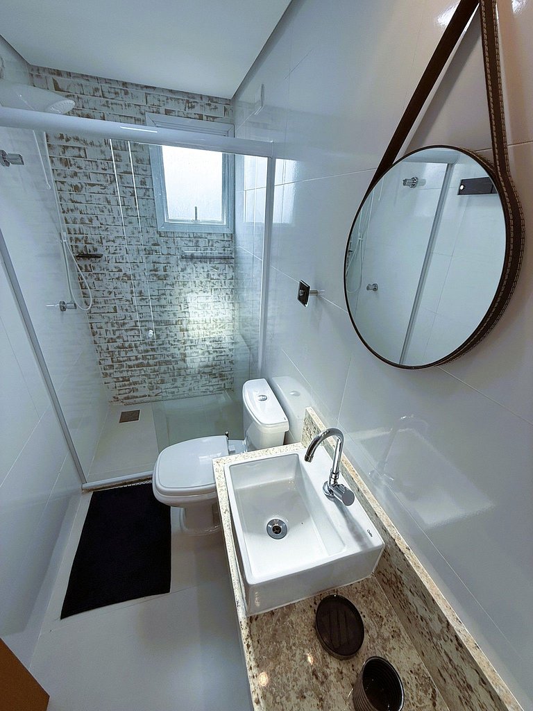 Praia Enseada a 3 min de carro/apto novo (GJA003)