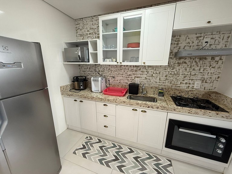 Praia Enseada a 3 min de carro/apto novo (GJA003)