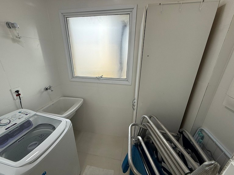 Praia Enseada a 3 min de carro/apto novo (GJA003)