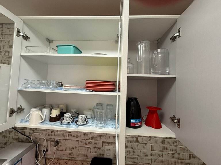 Praia Enseada a 3 min de carro/apto novo (GJA003)