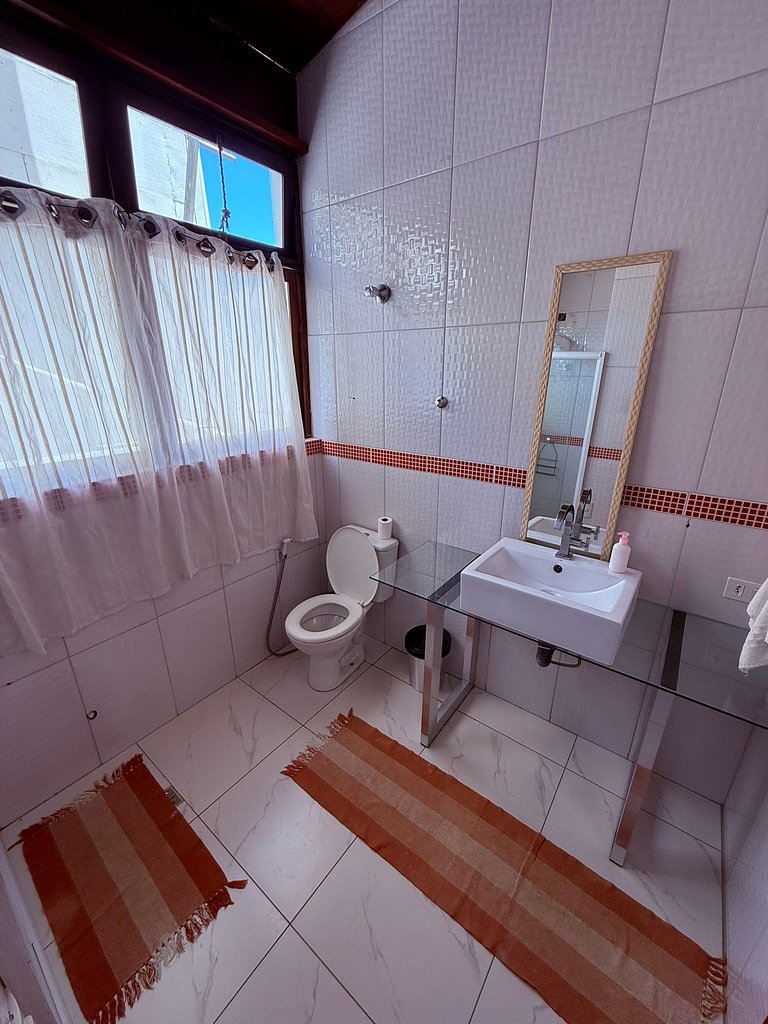 Apenas 2 Quadras da Praia da Enseada, com Piscina