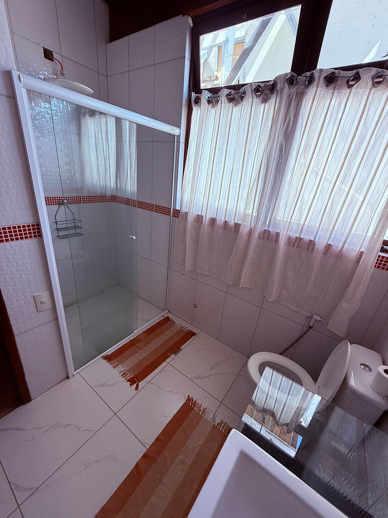 Apenas 2 Quadras da Praia da Enseada, com Piscina