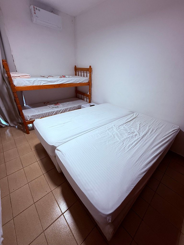 Apenas 2 Quadras da Praia da Enseada, com Piscina