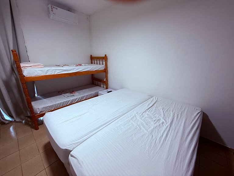 Apenas 2 Quadras da Praia da Enseada, com Piscina