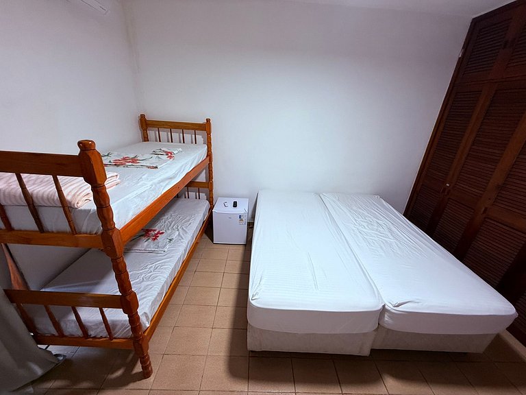 Apenas 2 Quadras da Praia da Enseada, com Piscina