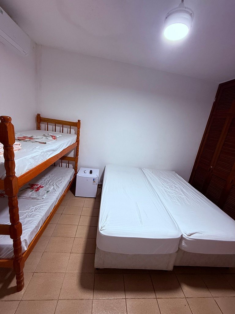 Apenas 2 Quadras da Praia da Enseada, com Piscina