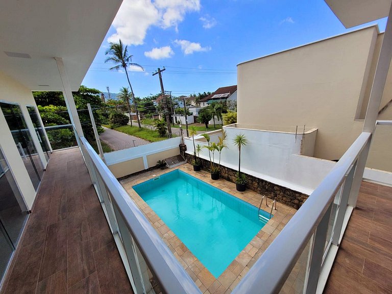 >>Apenas 1 Quadra da Praia da Enseada com Piscina