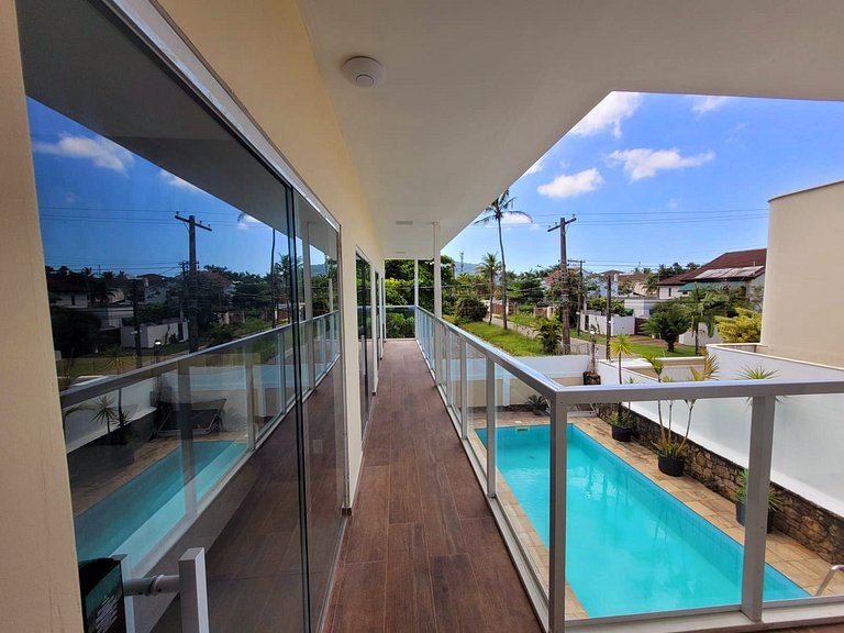 >>Apenas 1 Quadra da Praia da Enseada com Piscina