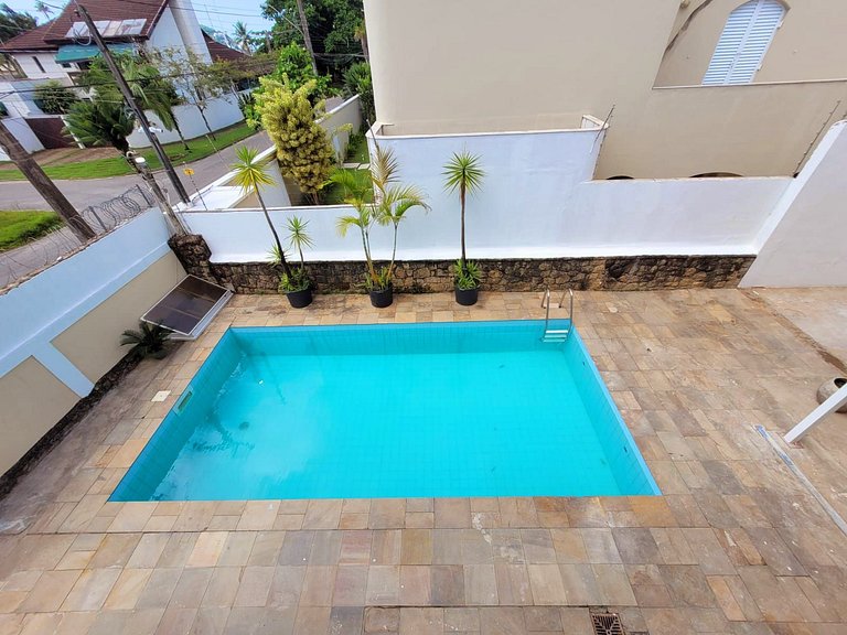 Apenas 2 Quadras da Praia da Enseada, com Piscina
