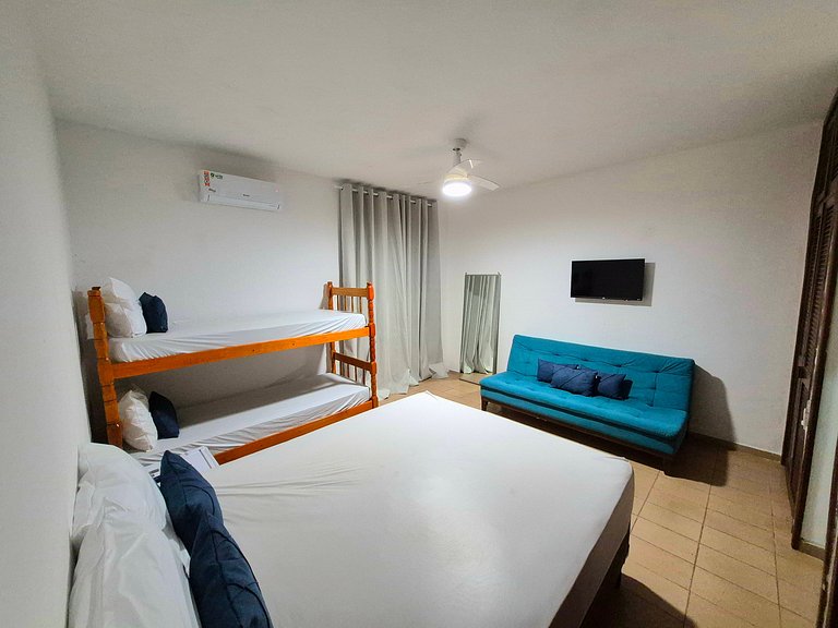 Apenas 2 Quadras da Praia da Enseada, com Piscina