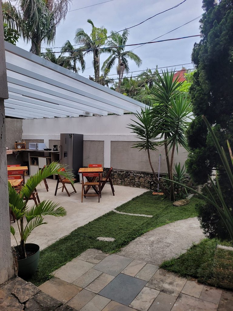 Apenas 1 Quadras da Praia da Enseada, com Piscina