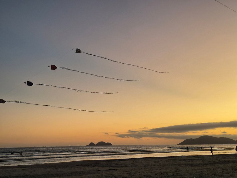 >>Apenas 1 Quadra da Praia da Enseada com Piscina