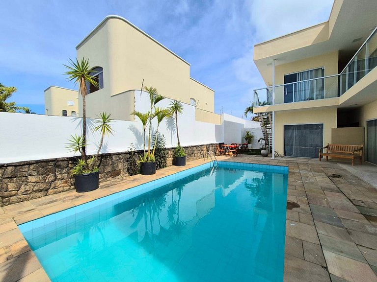 >>Apenas 1 Quadra da Praia da Enseada com Piscina
