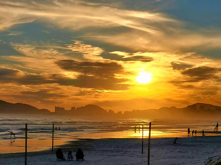 >>Apenas 1 Quadra da Praia da Enseada com Piscina